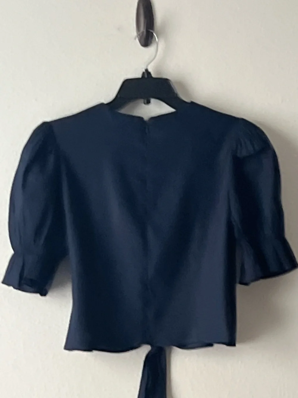 ANTONIO MELANI Super Cute Navy V-Neck Tie-Front Blouse, Size M - Picture 8 of 12
